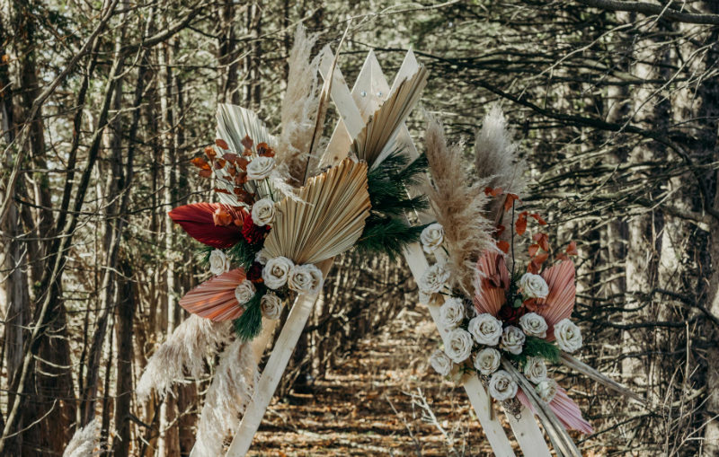bohemain wedding theme17 rustic wedding ceremony with a boho arch
