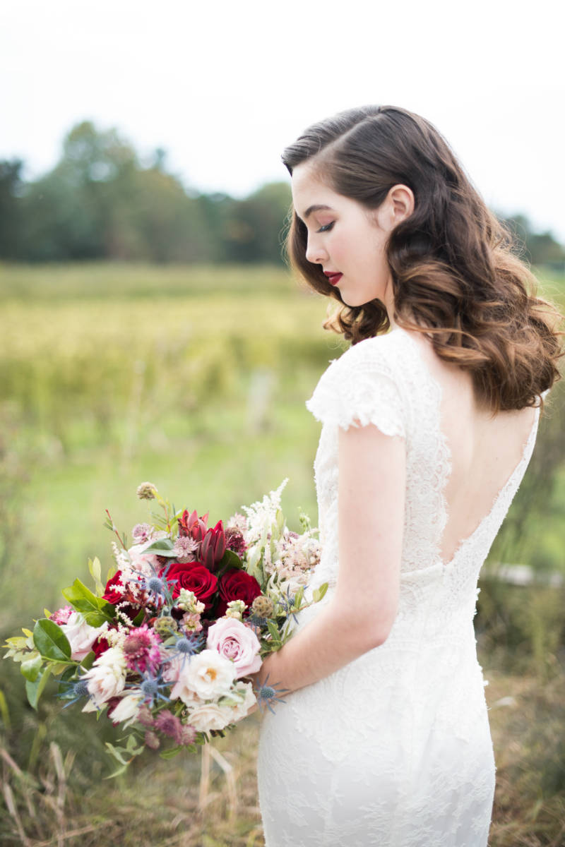 elegant-wedding-vintage-outdoor-wedding-with-deep-reds15 Vintage Lace Wedding Dress